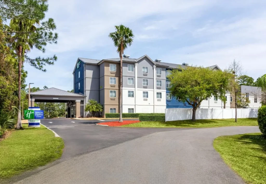 Edificio de cuatro pisos y unidad de entrada de Holiday Inn Express & Suites Ormond Beach - North Daytona