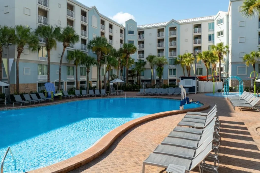 Piscina de forma libre y tumbonas junto a las alas de los hu&eacute;spedes en Holiday Inn Resort Orlando Lake Buena Vista