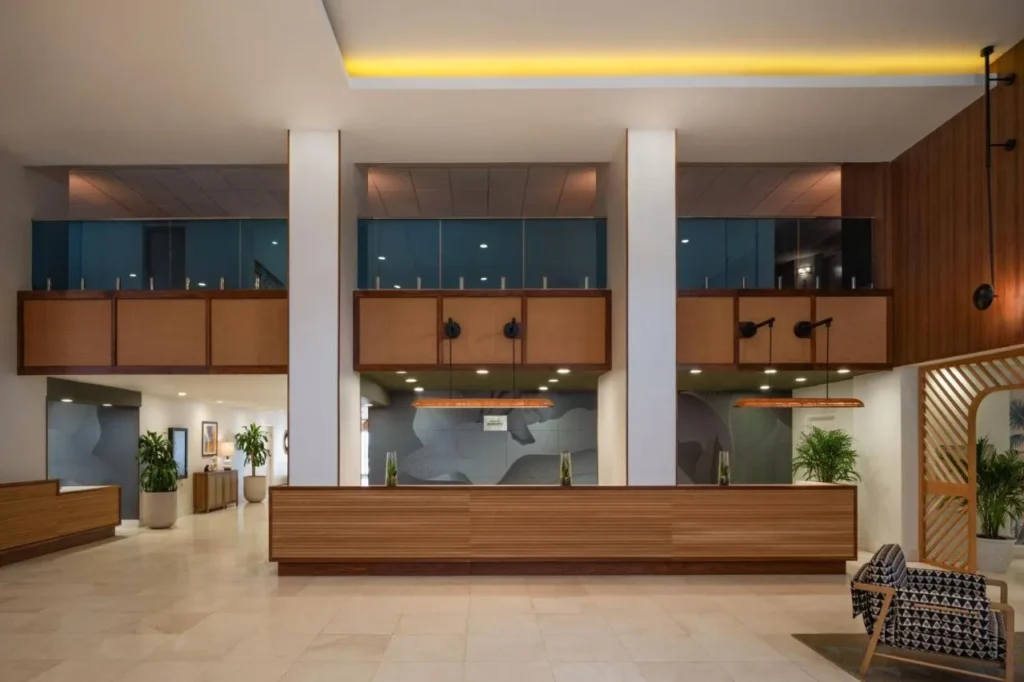 Recepción y vestíbulo con paneles de madera en Renaissance Orlando Resort and Spa