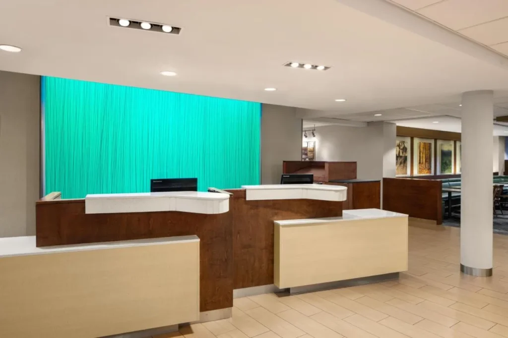 Recepción con un panel de pared turquesa iluminado en Fairfield Inn & Suites Orlando Kissimmee/Celebration