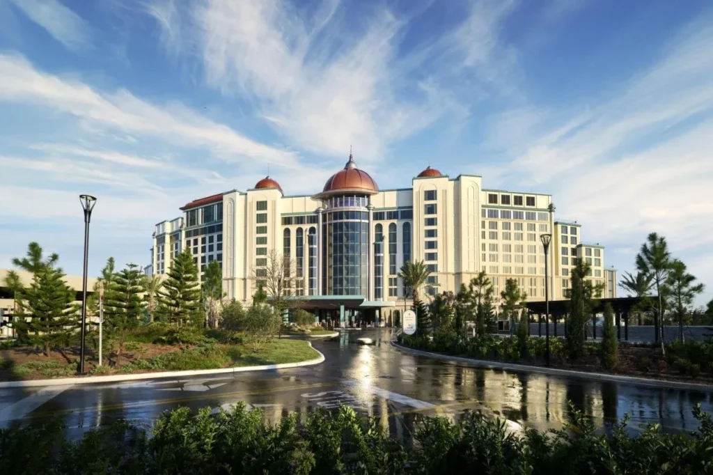 Entrada delantera y torre con cúpula de cobre del Universal Helios Grand Hotel vista desde la entrada