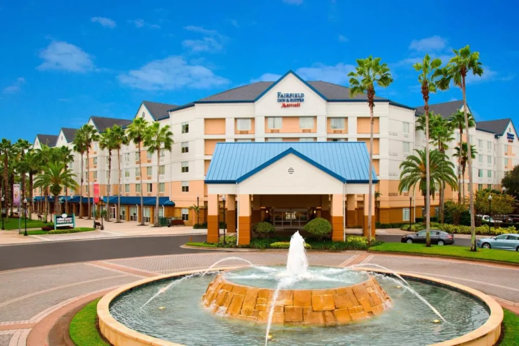Entrada frontal y fuente en el Fairfield Inn & Suites en el Marriott Village