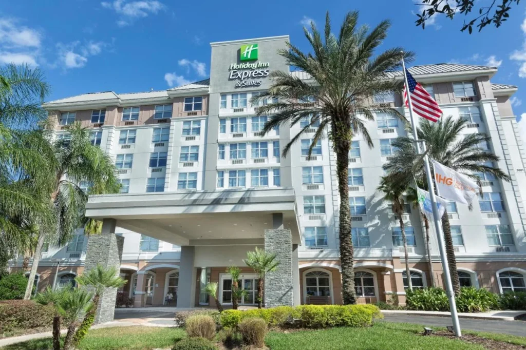 Entrada frontal y porte-cochere de Holiday Inn Express & Suites S Lake Buena Vista en Kissimmee