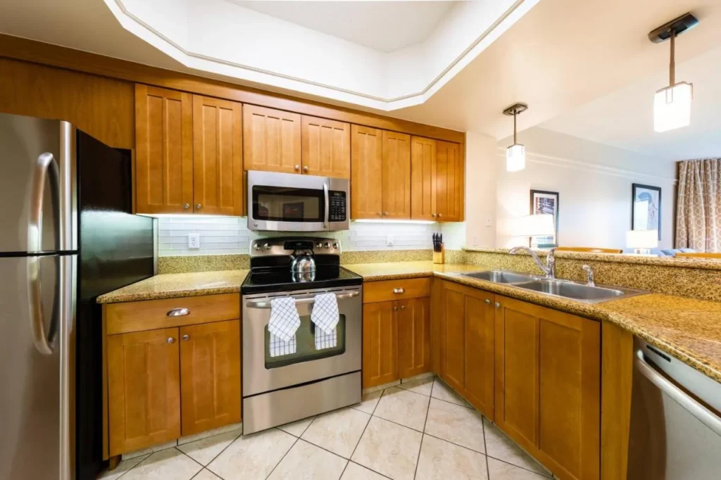Cocina completa de la villa con gabinetes de madera y electrodom&eacute;sticos de acero inoxidable en Cypress Harbour de Marriott