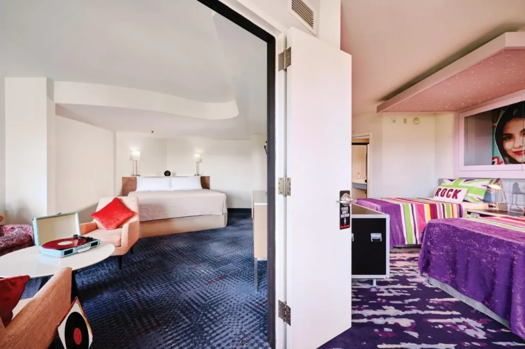 Dormitorio con cama king de la Future Rock Star Suite junto a una habitaci&oacute;n infantil conectada en Hard Rock Hotel