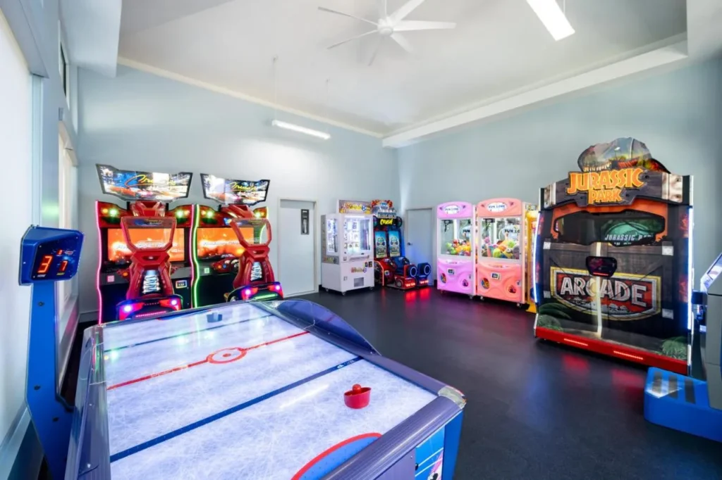 Sala de juegos con air hockey, juegos de carreras y máquinas de garras en SpringHill Suites Flamingo Crossings
