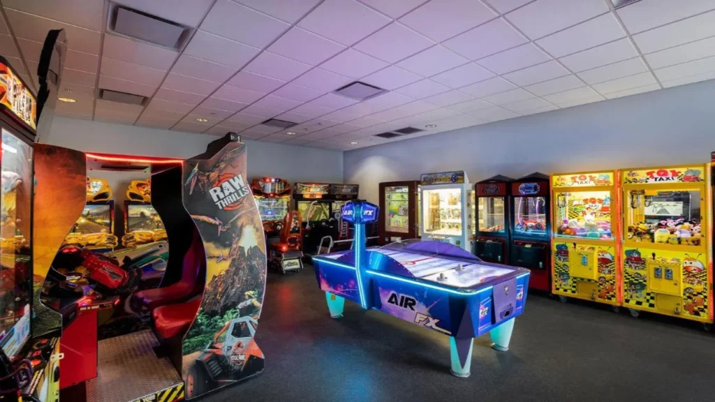Sala de juegos con juegos arcade de carreras, air hockey y m&aacute;quinas de garras en Avanti International Resort