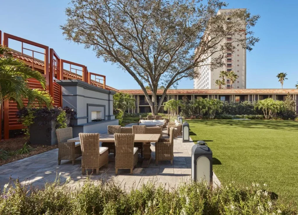 Mesa de comedor de jard&iacute;n con la torre detr&aacute;s en el DoubleTree Orlando Theme Park Resort