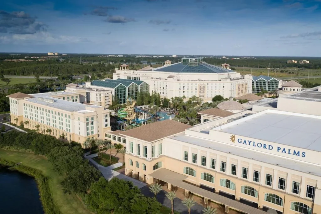 Gaylord Palms Resort visto desde arriba, con sus techos de atrio de vidrio y parque acu&aacute;tico