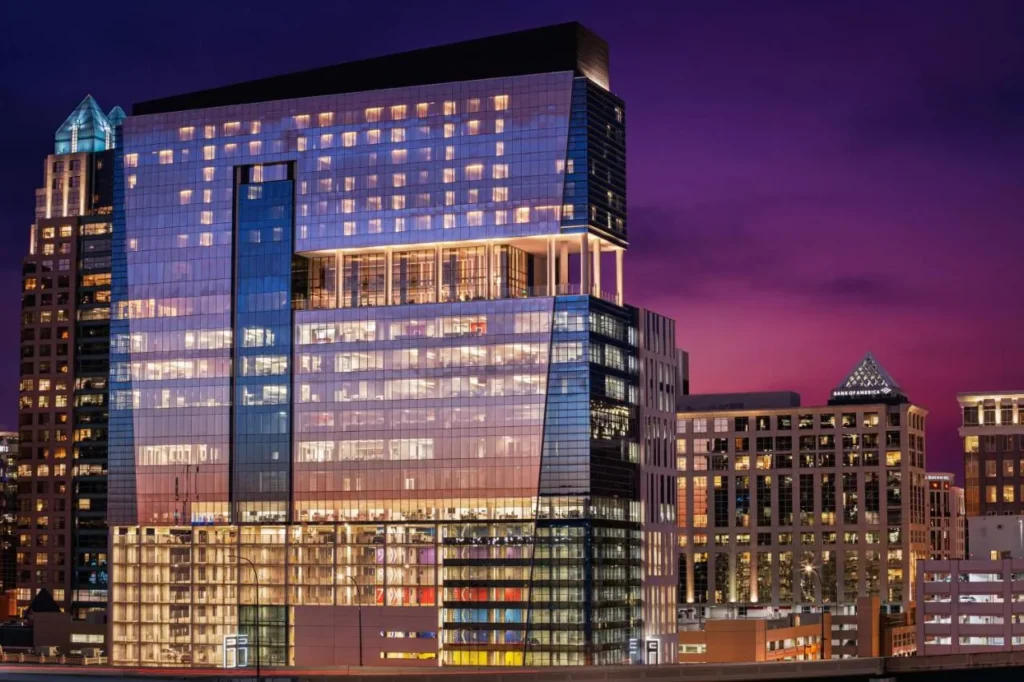 Torre de cristal Truist Bank al atardecer, con AC Hotel Orlando Downtown en sus pisos superiores