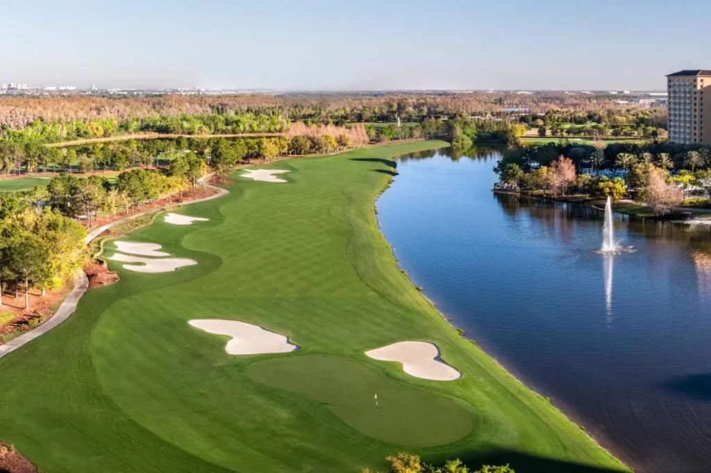Campo de golf con bunkers de arena junto a un lago fuente en el Ritz-Carlton Orlando Grande Lakes