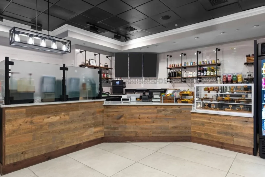 Caf&eacute; con bagels, pasteles y estantes para bebidas en Club Wyndham Bonnet Creek