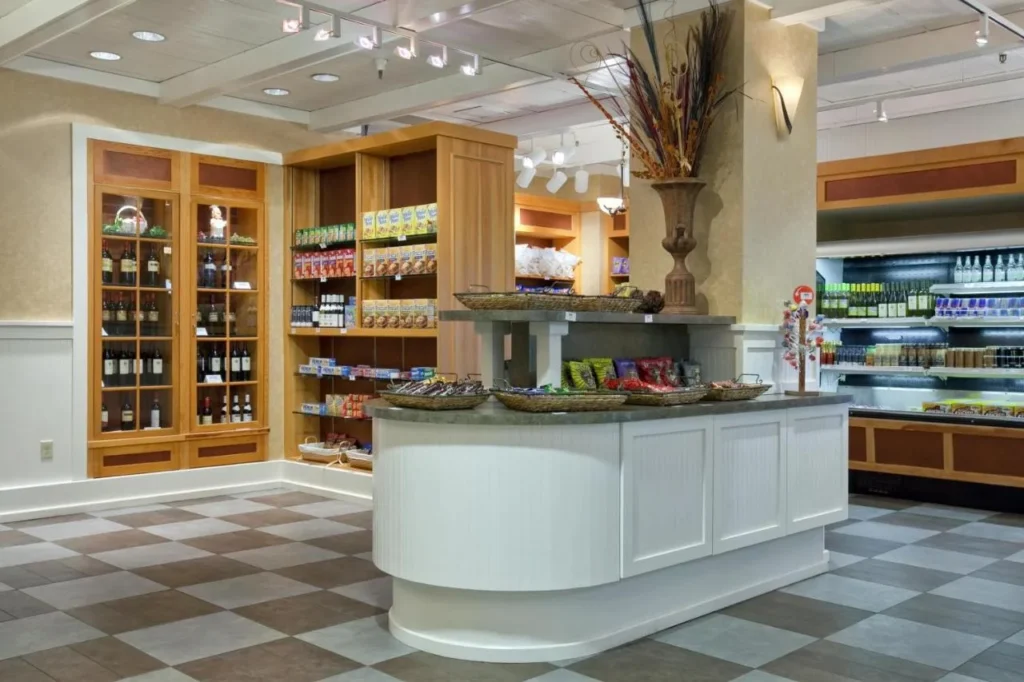 Mercado para llevar con bocadillos, bebidas y estantes para vinos en Hilton Orlando Lake Buena Vista