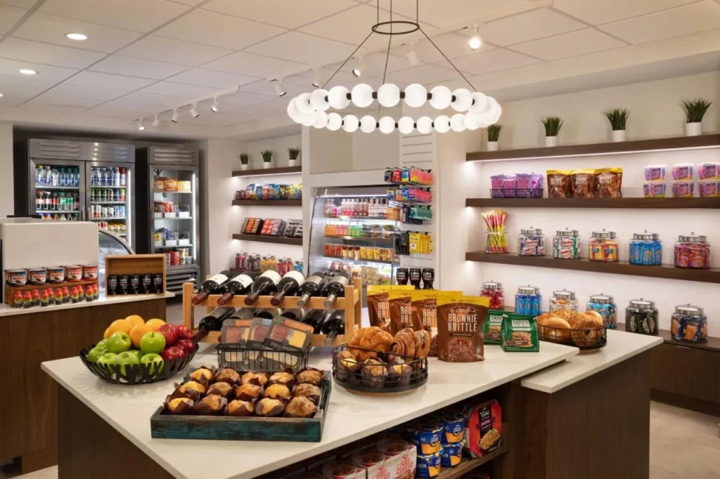 Mercado para llevar con bocadillos, pasteles y bebidas en el DoubleTree Suites by Hilton Orlando at Disney Springs