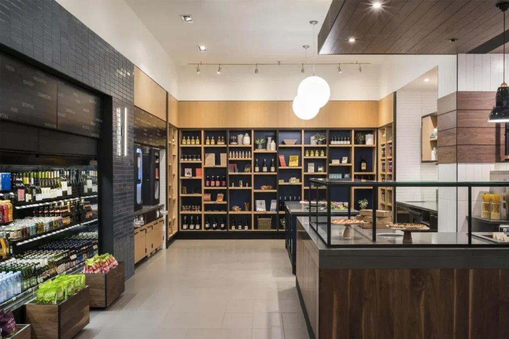 Mercado para llevar con estantes para vinos, refrigeradores de bebidas y un mostrador de alimentos en Hyatt Regency Orlando