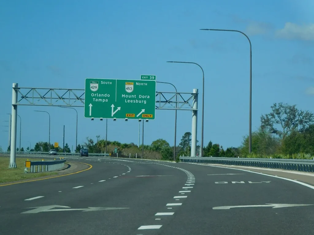 Green overhead signs on SR 429 toll road splitting toward Orlando and SR 453 Mount Dora