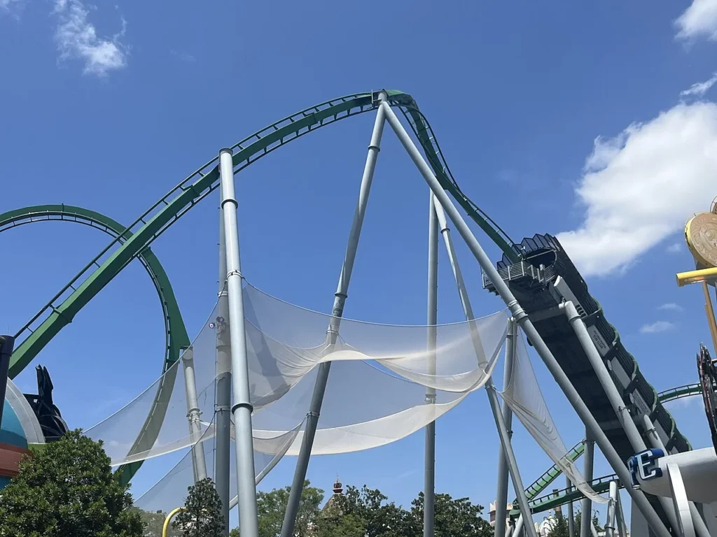 Pista verde y t&uacute;nel de lanzamiento de The Incredible Hulk Coaster en Islands of Adventure