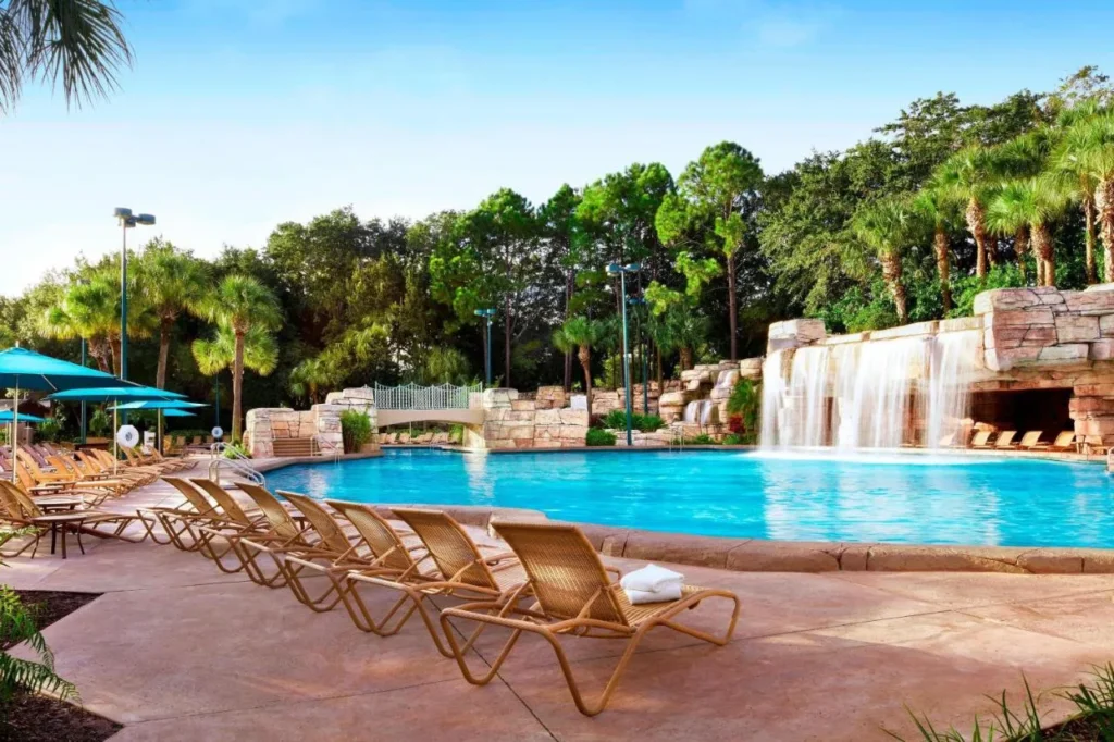 Piscina de la gruta con su cascada de roca y sillones en Walt Disney World Swan and Dolphin