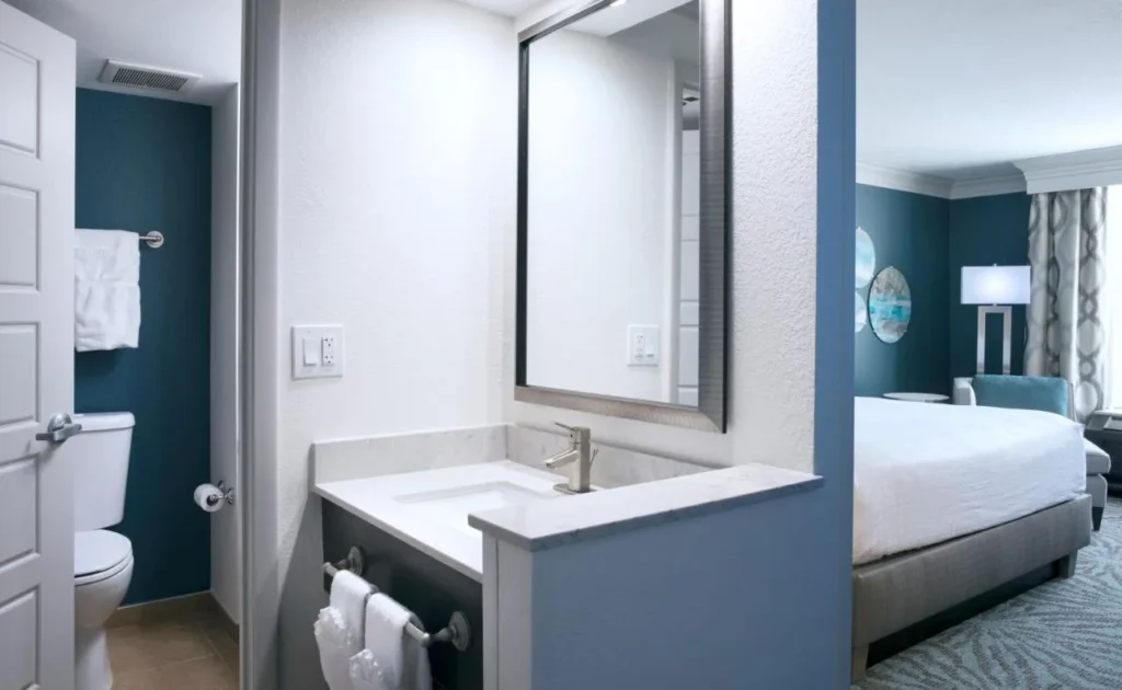 Cuarto de baño de invitados vanidad con espejo enmarcado y zona de aseo en Rosen Centre Hotel