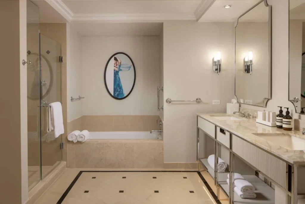 Cuarto de baño con bañera, ducha acristalada y tocador doble en Waldorf Astoria Orlando