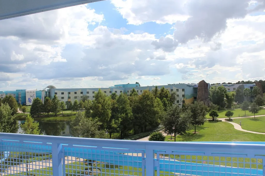 Edificios de habitaciones, césped y un sendero peatonal en Disney's Art of Animation Resort