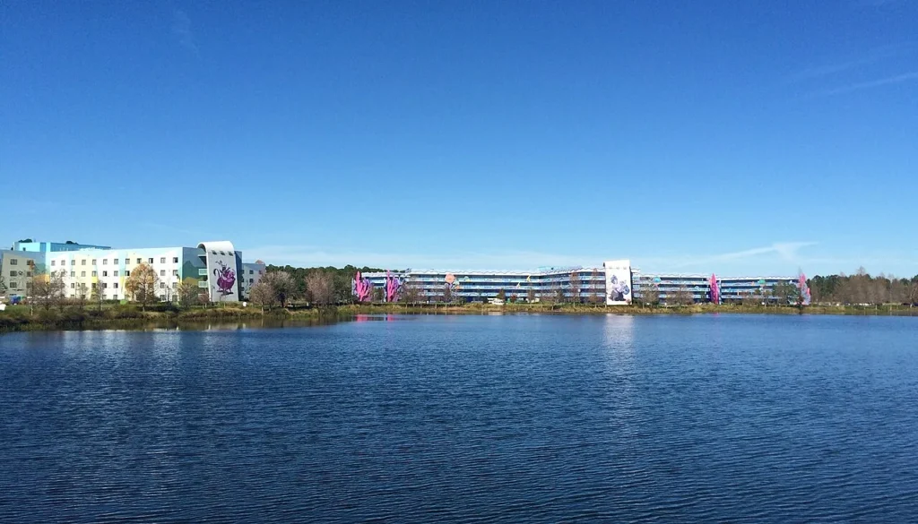 Edificios de habitaciones de Disney's Art of Animation Resort vistos a través de Hourglass Lake