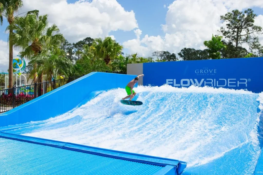 Invitado montando el simulador de surf FlowRider en Surfari Water Park, The Grove Resort Orlando