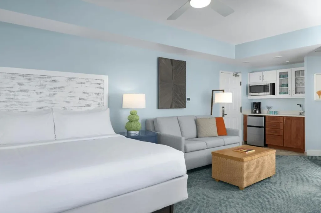 Habitación con una cama grande, un sofá y una cocineta en el Marriott's Harbour Lake