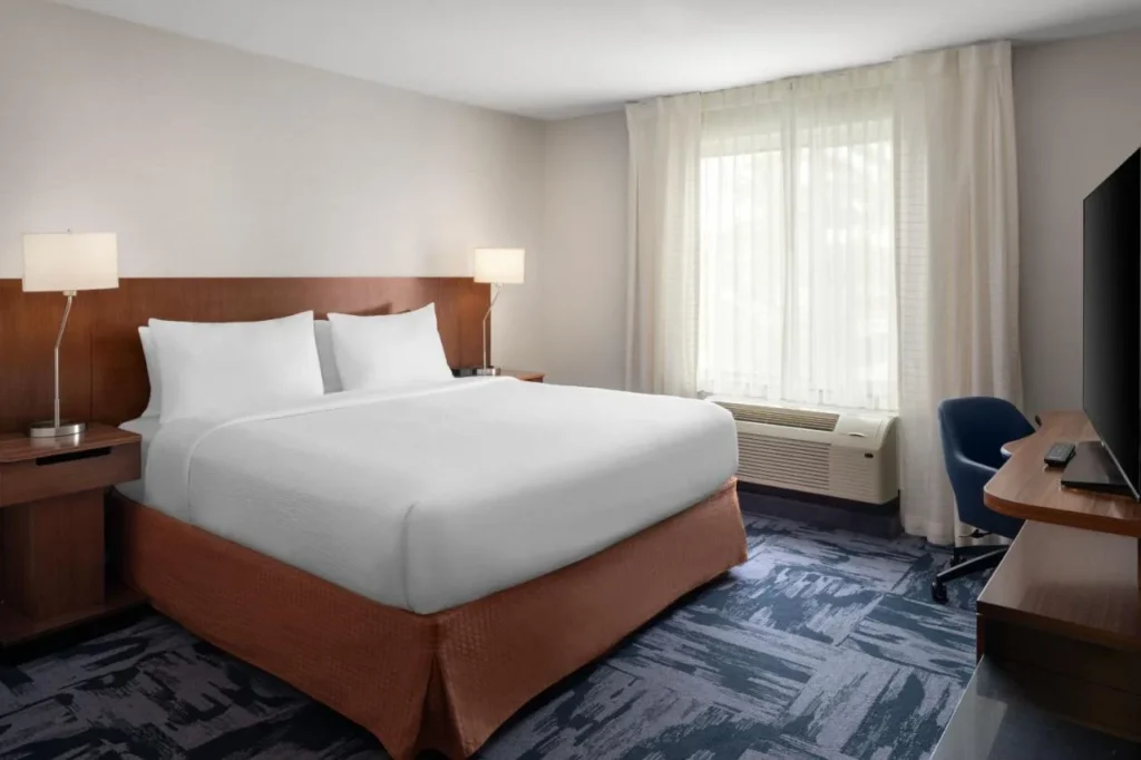 Habitaci&oacute;n con una cama king size, escritorio y ventana en Fairfield Inn & Suites Orlando Kissimmee/Celebration