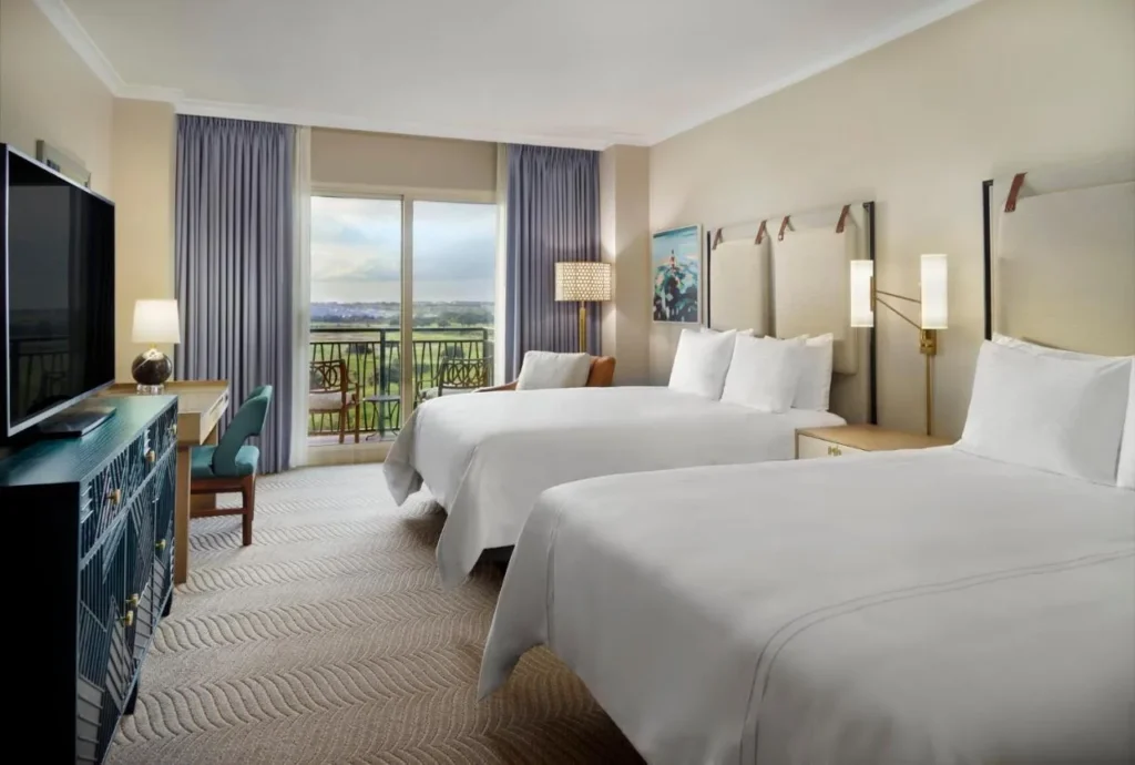 Habitaci&oacute;n con dos camas y balc&oacute;n en Omni Orlando Resort at ChampionsGate