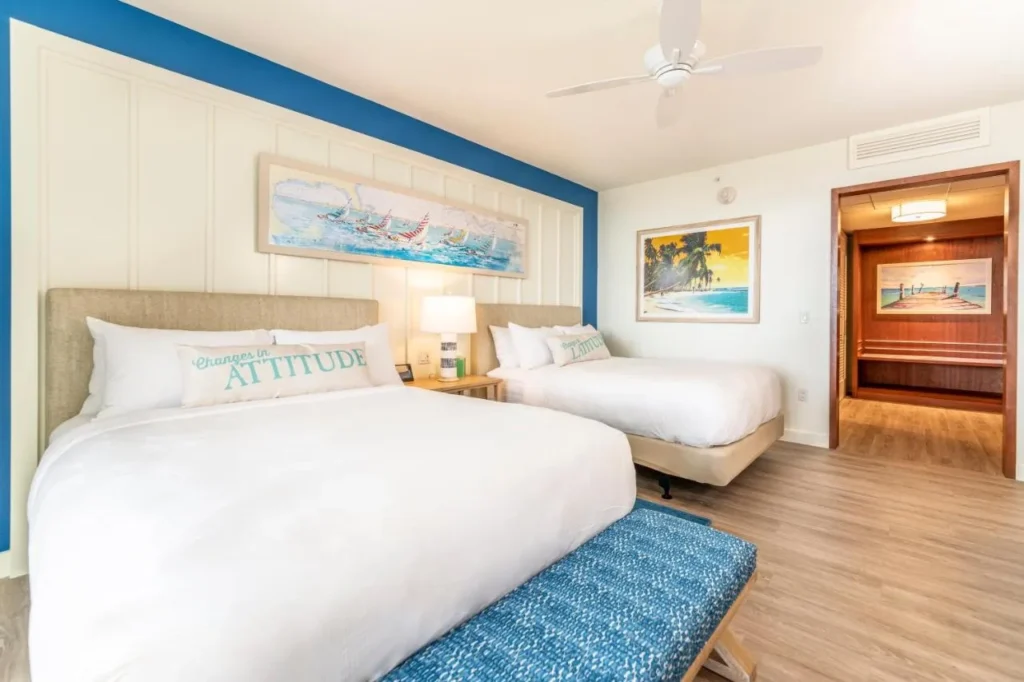 Habitaci&oacute;n con dos camas y obras de arte tem&aacute;ticas de playa en Margaritaville Resort Orlando