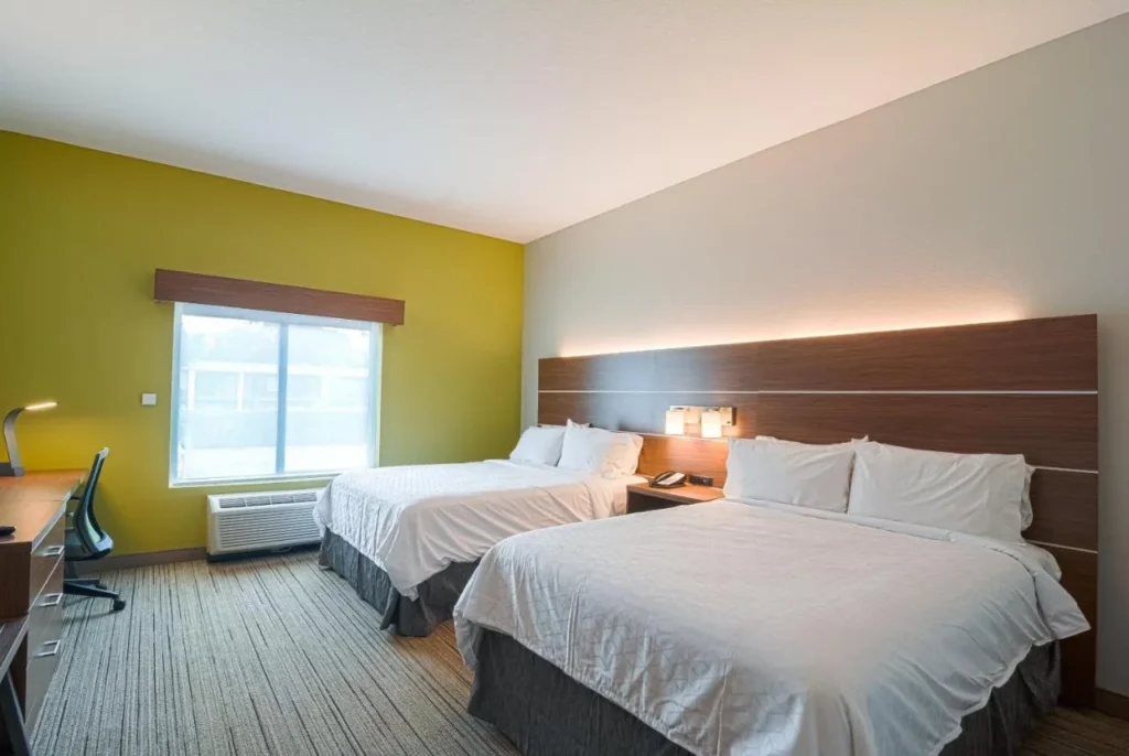 Habitación con dos camas, escritorio y ventana en Holiday Inn Express Tampa-USF-Busch Gardens