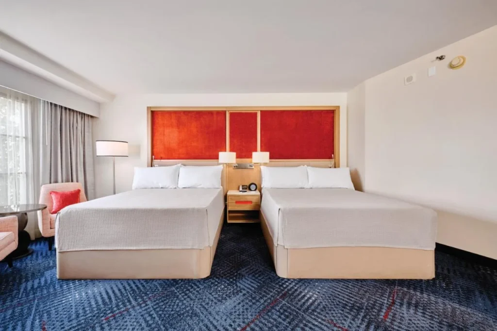 Habitaci&oacute;n con dos camas queen y una cabecera roja en el Hard Rock Hotel Orlando