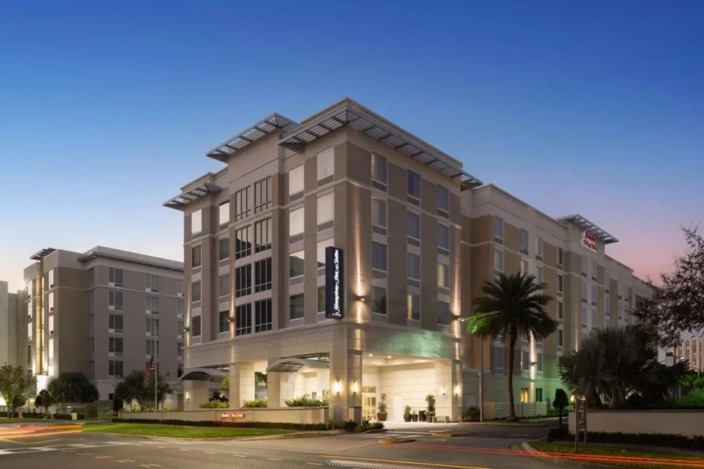 Hampton Inn & Suites Orlando Downtown South Medical Center exterior y entrada en coche al atardecer