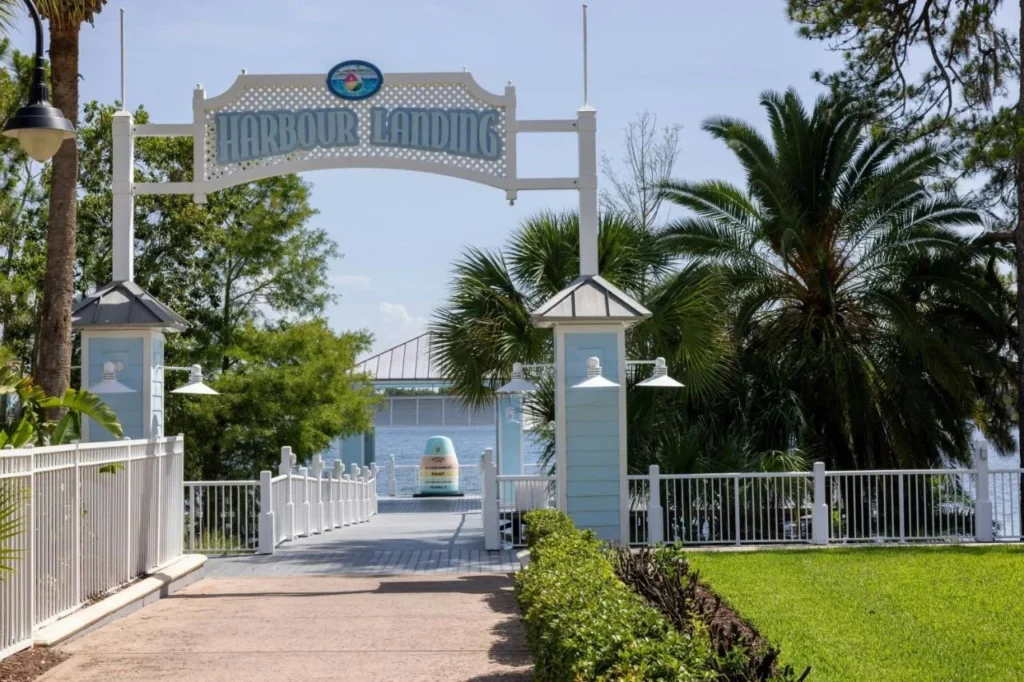 Arco de aterrizaje y pasarela que conduce al muelle del lago en el lago Harbour de Marriott
