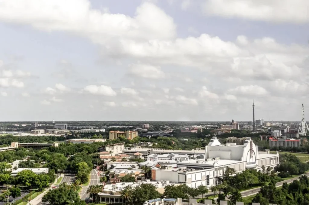 Vista del piso alto sobre International Drive hacia la rueda de ICON Park desde Hyatt Regency Orlando