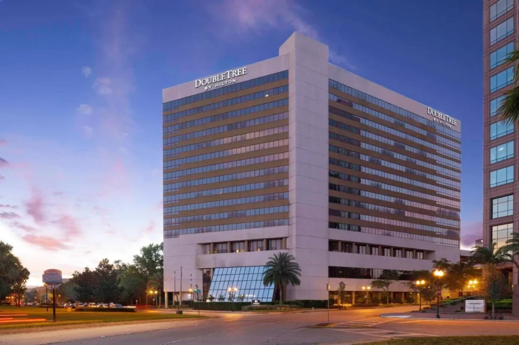 Torre de hotel de gran altura y entrada de vidrio al atardecer en DoubleTree by Hilton Orlando Downtown