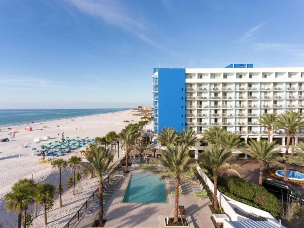 Hilton Clearwater Beach Resort & Spa torre, piscina y caba&ntilde;as al lado de la amplia playa de arena blanca