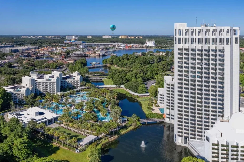 Torre Hilton Orlando Buena Vista Palace, piscinas y lago desde arriba, con Disney Springs detr&aacute;s