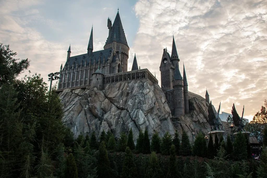 Castillo de Hogwarts en su acantilado rocoso sobre pinos en Hogsmeade en Islands of Adventure