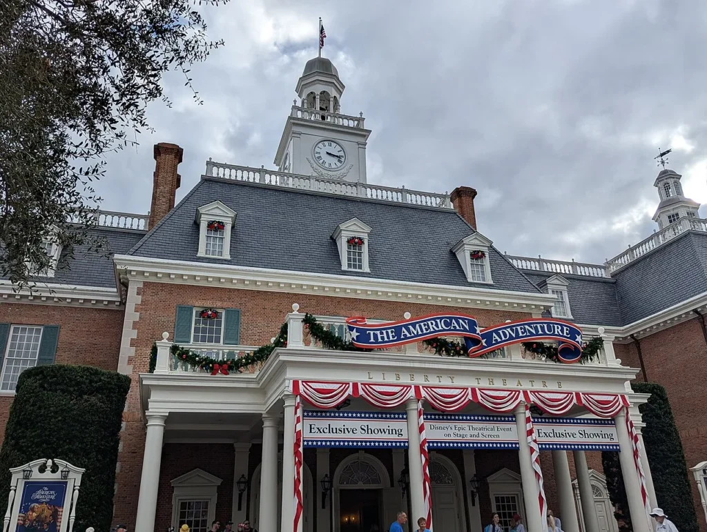 Guirnaldas de vacaciones y guirnaldas en el pabell&oacute;n colonial de ladrillo American Adventure en EPCOT's World Showcase