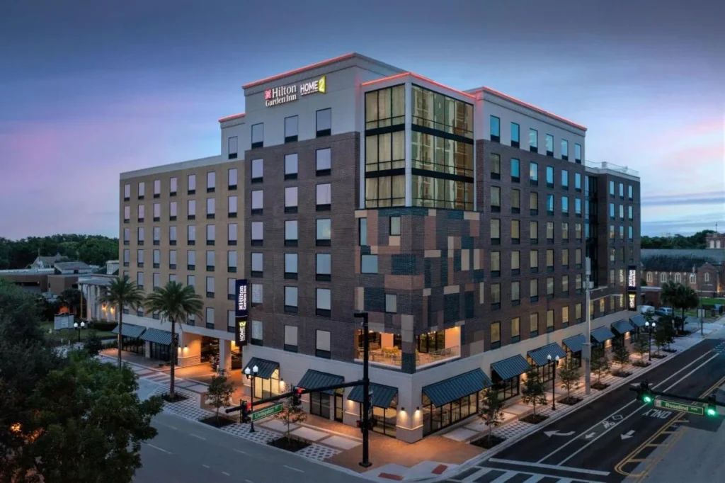 Home2 Suites y Hilton Garden Inn Orlando Downtown edificio en North Magnolia Avenue al atardecer