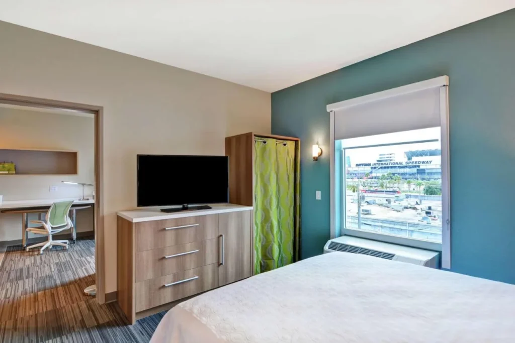 Home2 Suites Daytona Beach Suite Speedway con una vista de la ventana de las gradas Speedway