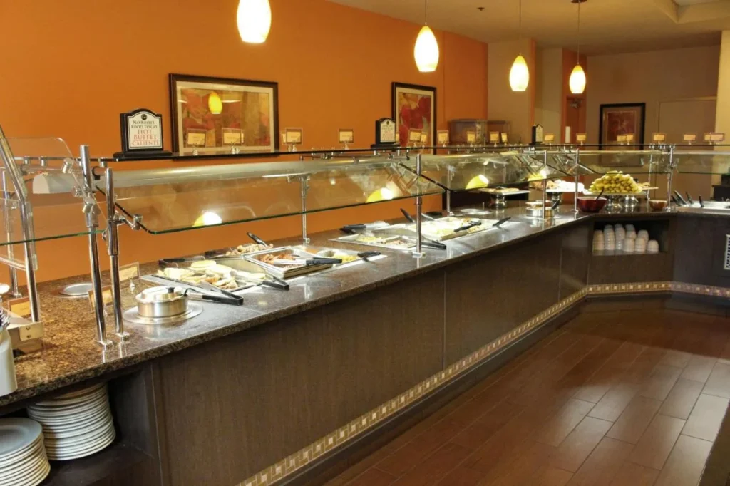 Desayuno caliente buffet en Fountain View Caf&eacute; dentro de Rosen Inn International en International Drive