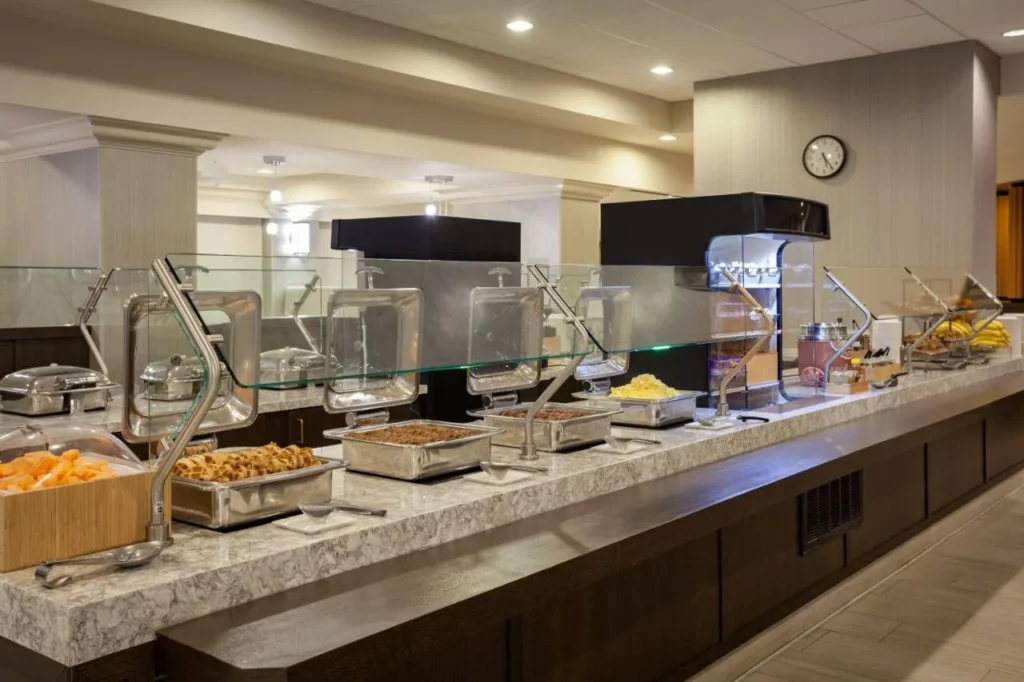 Desayuno buffet caliente con platos picantes en el SpringHill Suites Orlando Lake Buena Vista
