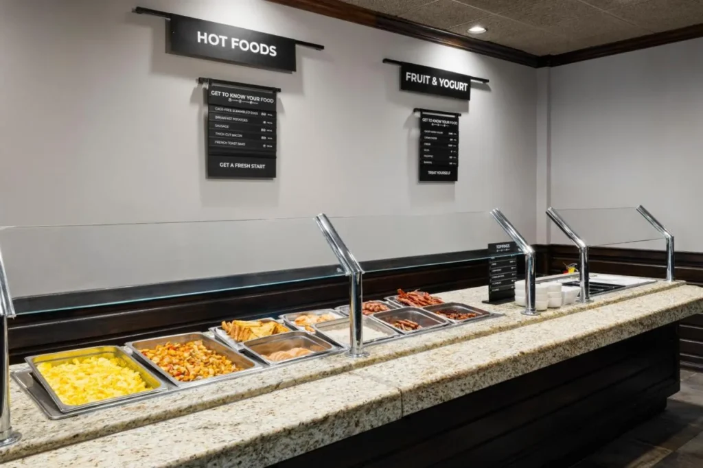 L&iacute;nea de buffet de desayuno caliente con huevos y papas en Holiday Inn Resort Orlando Lake Buena Vista
