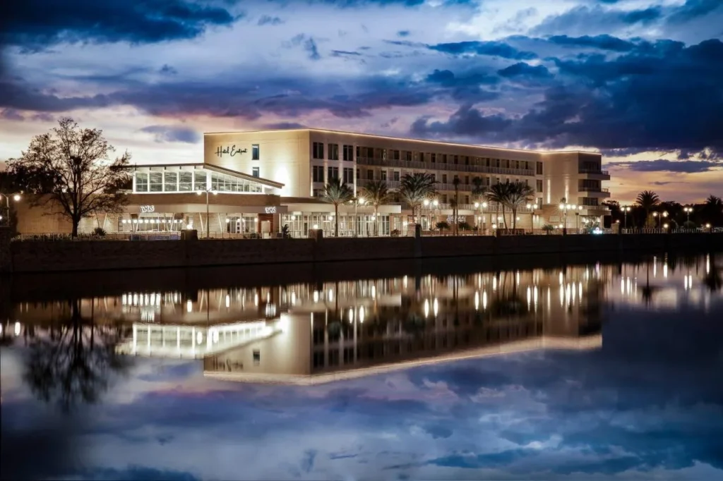 Hotel Eastport y su restaurante Yamas se reflejan en Central Lake al atardecer en The Villages