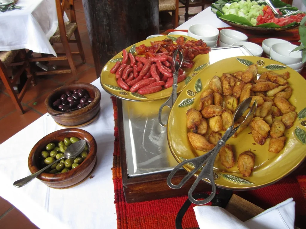 Desayuno buffet caliente con salchichas y tocino en un hotel
