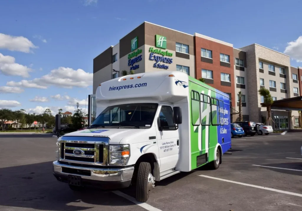 Autob&uacute;s de enlace del hotel estacionado frente a Holiday Inn Express & Suites Orlando Southeast