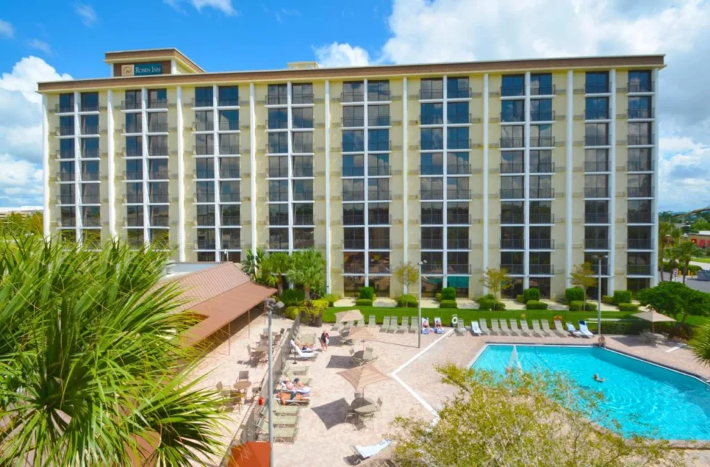 Torre del hotel sobre la piscina al aire libre y terraza en Rosen Inn Closest a Universal